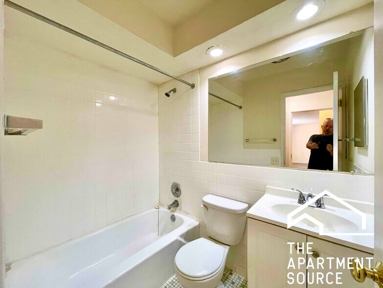 Building Photo - 6006 N Kenmore Ave