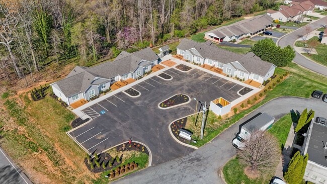 Building Photo - Modern 2-Bed, 2-Bath Single-Level Townhome in Conover – Pet-Friendly Community!