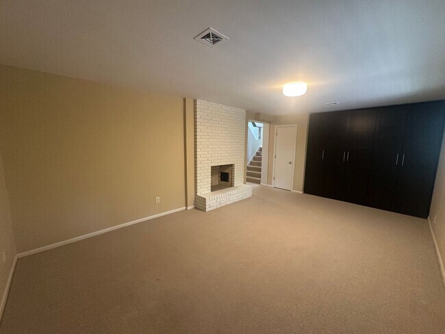Building Photo - Luxury Living on Summit Ave! – Spacious 3B...