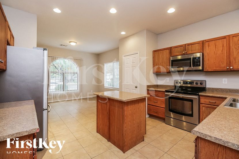 Building Photo - 8811 S 57th Ln