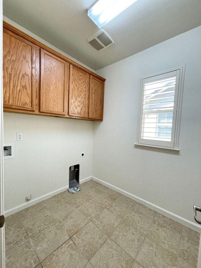 Building Photo - Great 3 bedroom 3 bath home