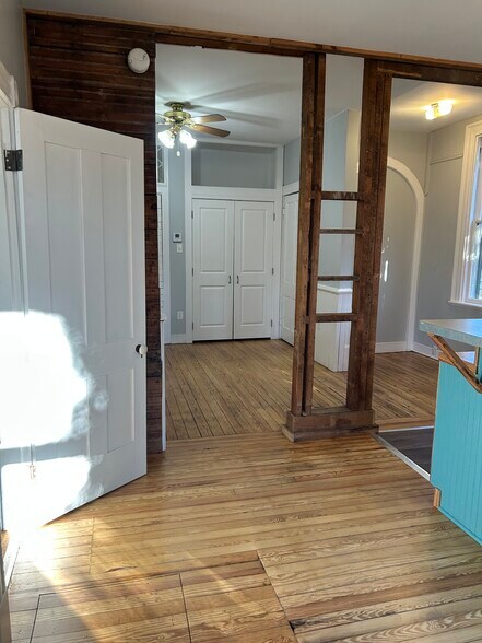 Building Photo - 1103 Oakwood Ave