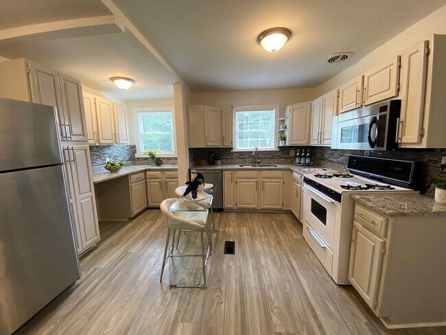 Building Photo - Charming 3BR House in East Point