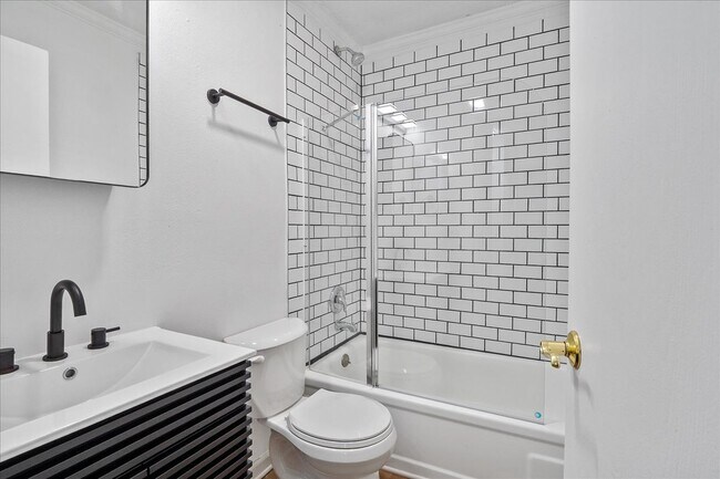 Building Photo - 807 Estate Dr