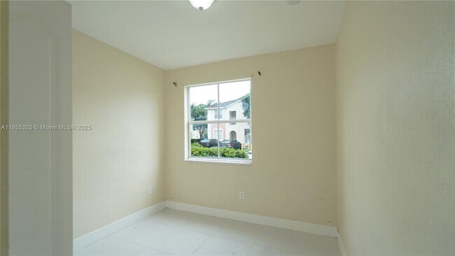 Building Photo - 1535 SE 26th St