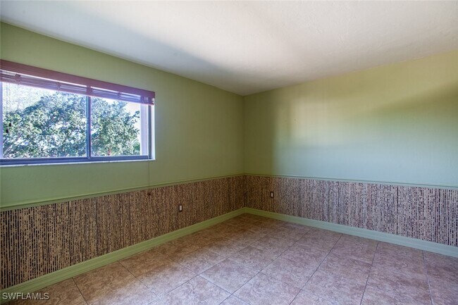 Building Photo - 2121 Collier Ave
