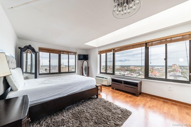 Building Photo - 100 W Broadway