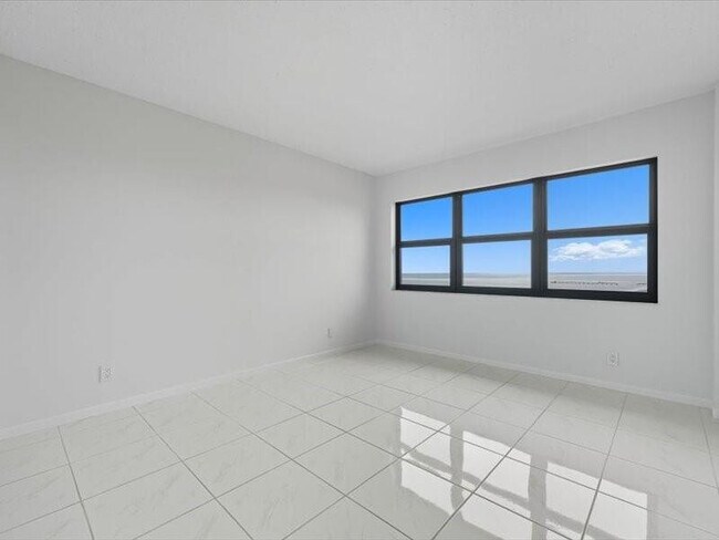 Building Photo - 4900 N Ocean Blvd