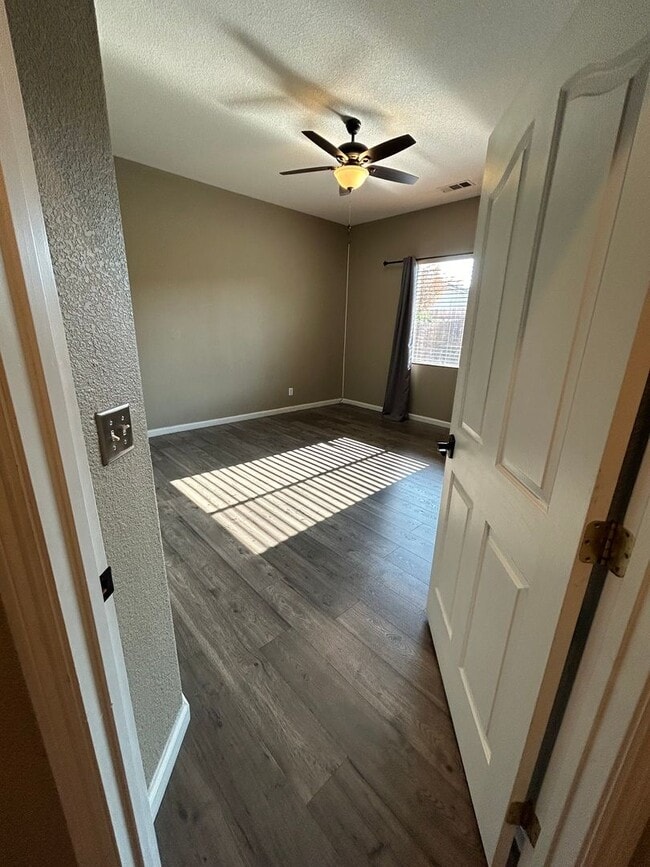 Building Photo - 3 Bedroom 2 bathroom with a bonus room and Solar in NW Visalia!