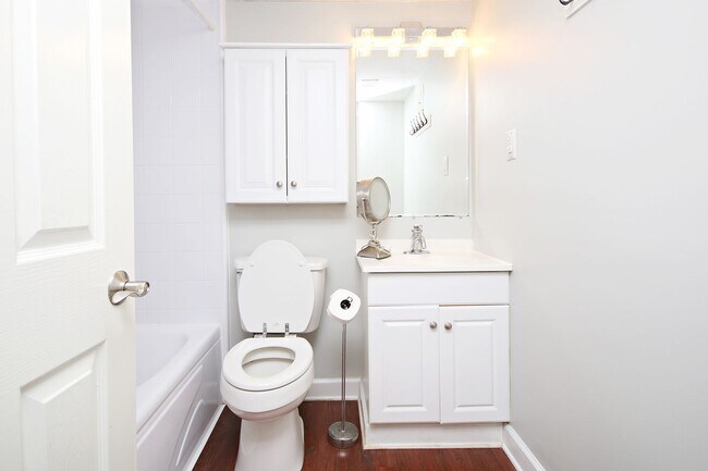 Building Photo - Furnished Condo Convenient to UVA Grounds ...