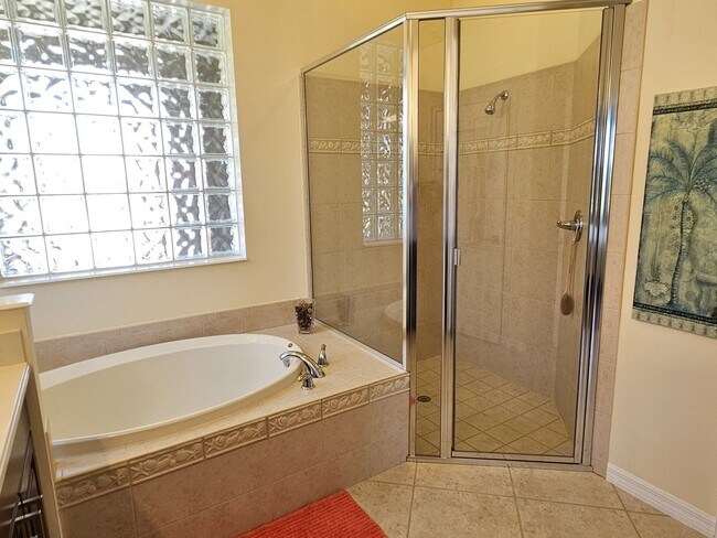 Building Photo - Seasonal Short-Term 3 Bedroom 2 Bathroom Heated Pool Home located in Venetian Club & River Club!