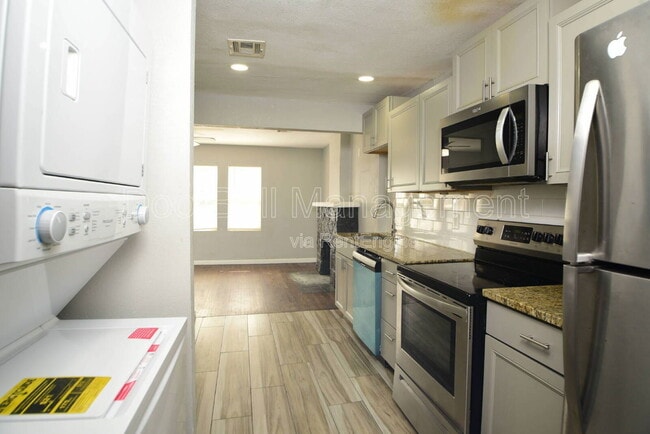Building Photo - 615 E Xyler St