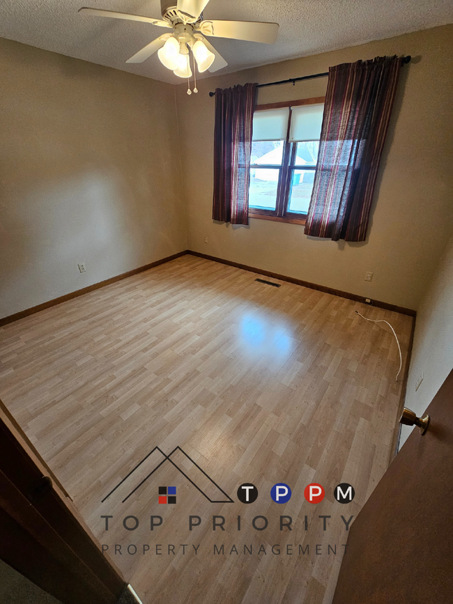 Building Photo - 2 Bedroom | 1 Bathroom Duplex in Reinbeck ...