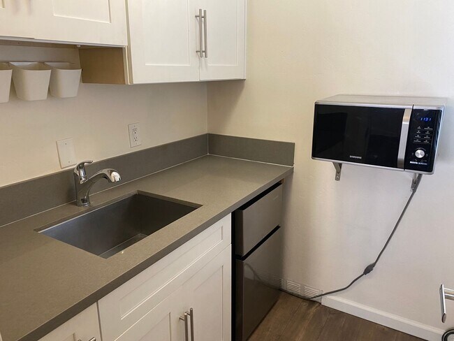 Building Photo - Studio in Central Point Loma