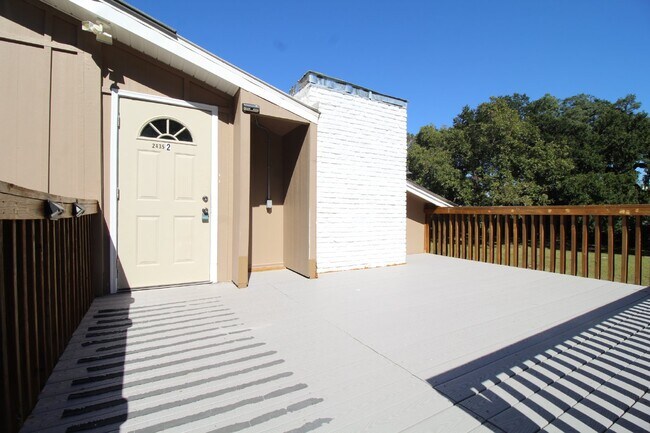Building Photo - Northeast Pensacola 2BR/1BA Upstairs Unit ...