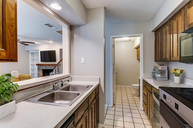 Building Photo - 2805 Meadow Park Dr