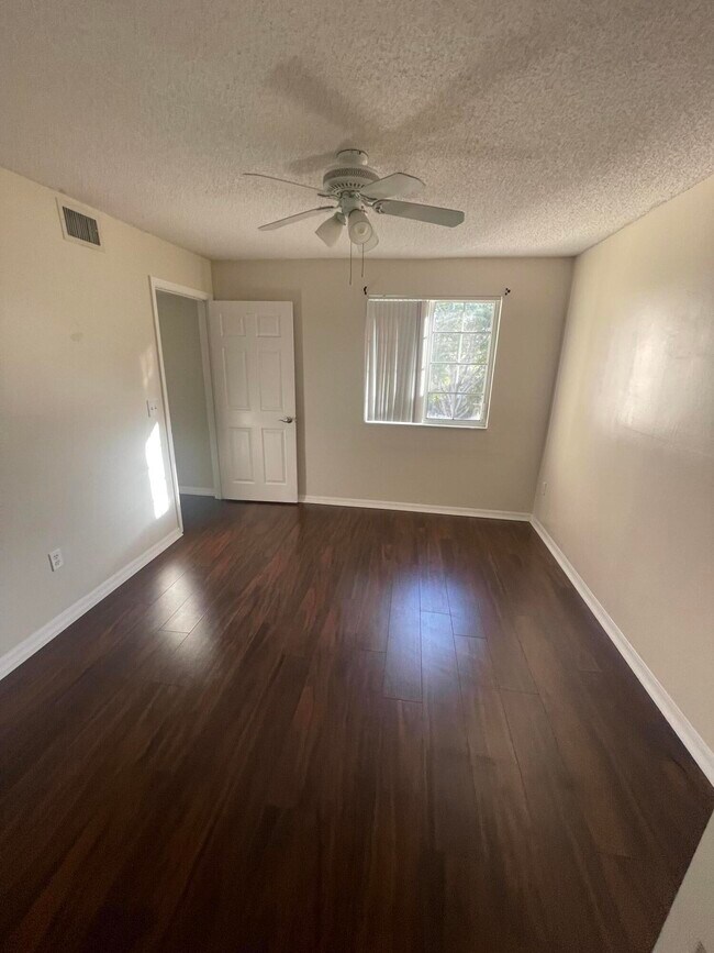 Building Photo - 400 Crestwood Ct N