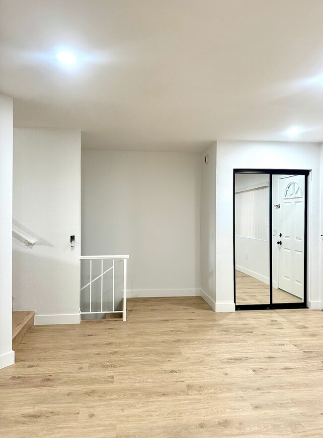 Building Photo - Beautiful & Cozy West Hills Adjacent Condo in Secure Building - MOVE IN READY