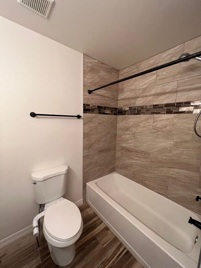 Building Photo - 4 BEDROOM POOL & SOLAR HOME