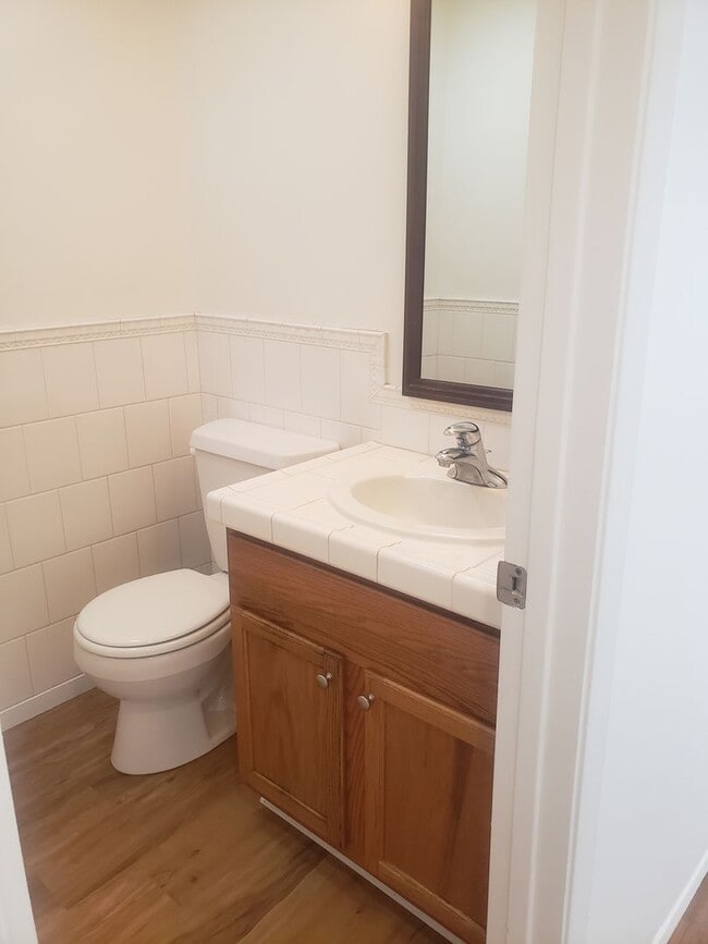 Building Photo - Spacious Townhouse with Two Car Garage!