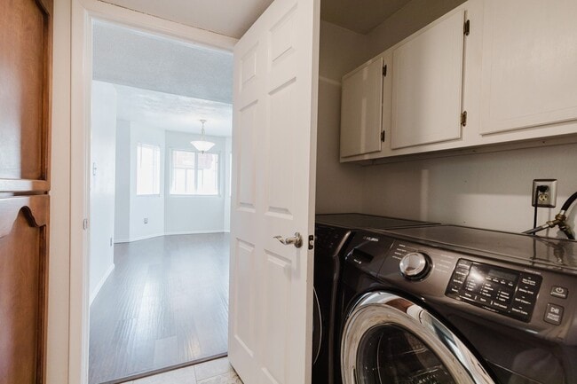 Building Photo - Newly Updated Two Bedroom Two Bath Townhouse