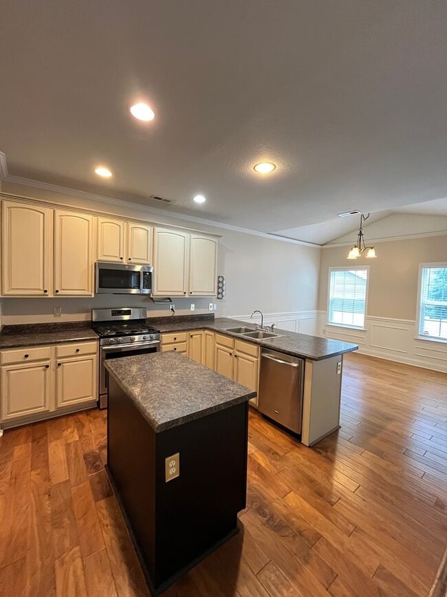 Building Photo - Stunning 3 Bed 3 Bath Home
