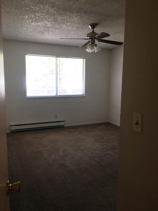 Building Photo - 2 Bedroom Apartment with Garage Available August 1st