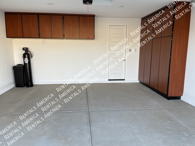 Building Photo - 5938 N 90th Dr
