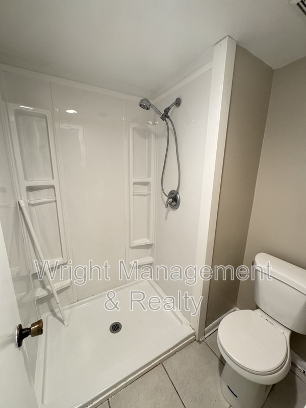 Building Photo - 8508 Pinehurst Dr