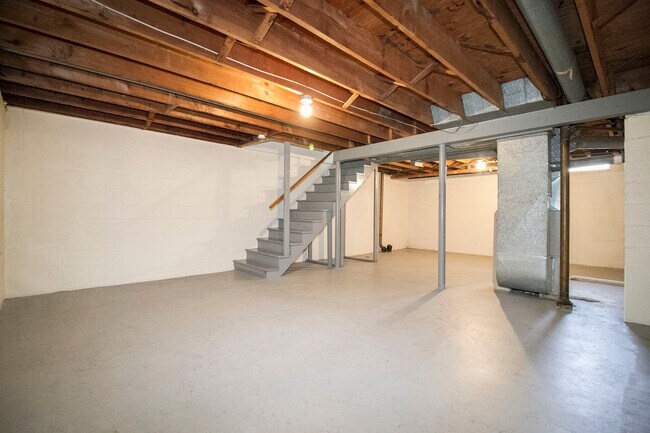 Building Photo - 2731 Glendale Ave