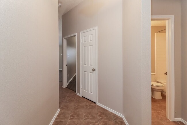 Building Photo - 808 Thorton Dr