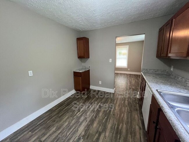 Building Photo - 324 Maeder Ave