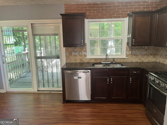 Building Photo - 2561 Lewfield Cir SE