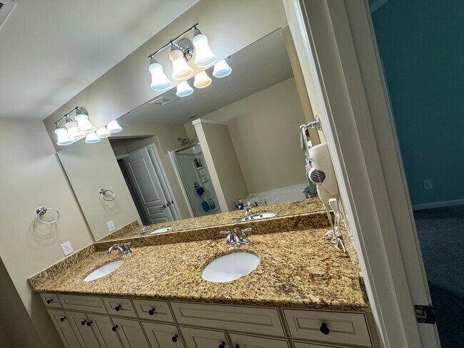 Dual vanity primary bathroom - 15656 Canmore St