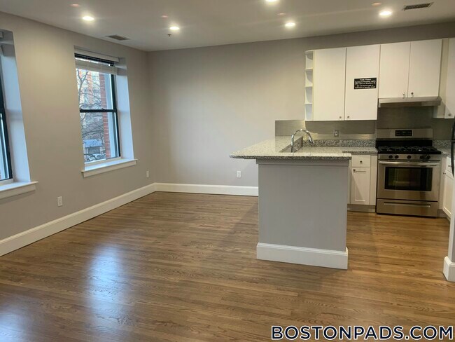 Building Photo - 140 Boylston St