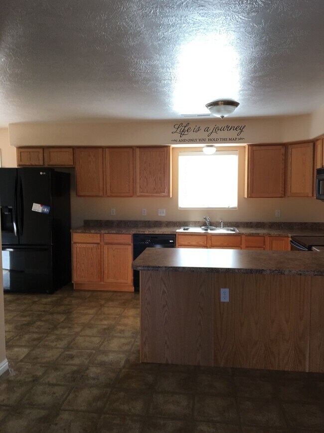 Building Photo - Nice Home in Quiet Community