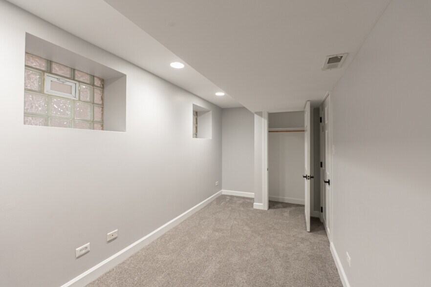 Building Photo - 2235 W Fullerton Ave