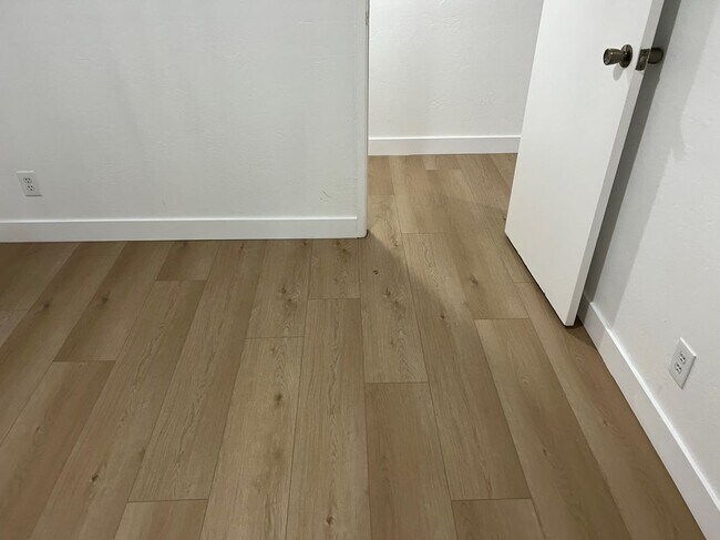 Building Photo - 2025 E 20th St