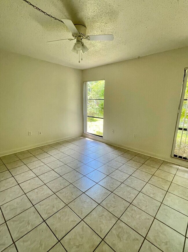 Building Photo - Location, location, location! 875 SF Unit-...