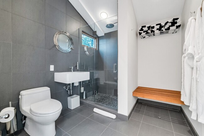 Building Photo - 54 Bay View Dr E