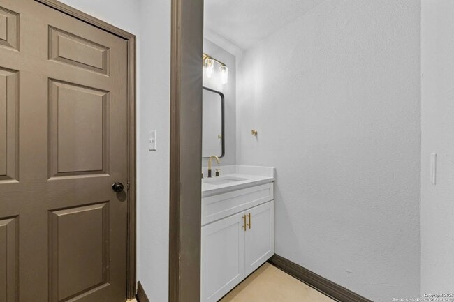 Building Photo - 2643 W Gramercy Pl