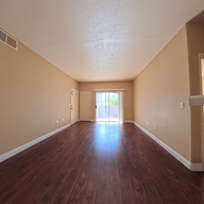 Building Photo - Lovely 2 Bed, 2 Bath Condo at South Gate!