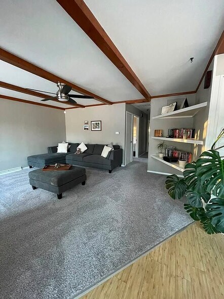 Building Photo - 902 E Burkwood Dr