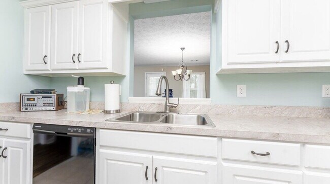Building Photo - 3BR/2BA — Fenced Yard, Gated Parking, Lawn & Pest Included | Available 7/27