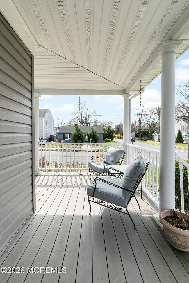 Building Photo - 11 Lakeside Ave