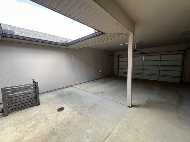Building Photo - Trendy, 2 bedroom, 2 bathroom townhouse lo...