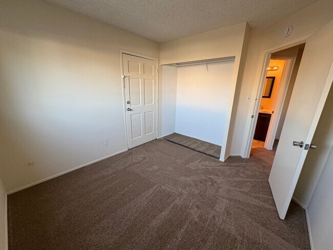 Building Photo - ***Move-in special 1/2 off 1st months rent...