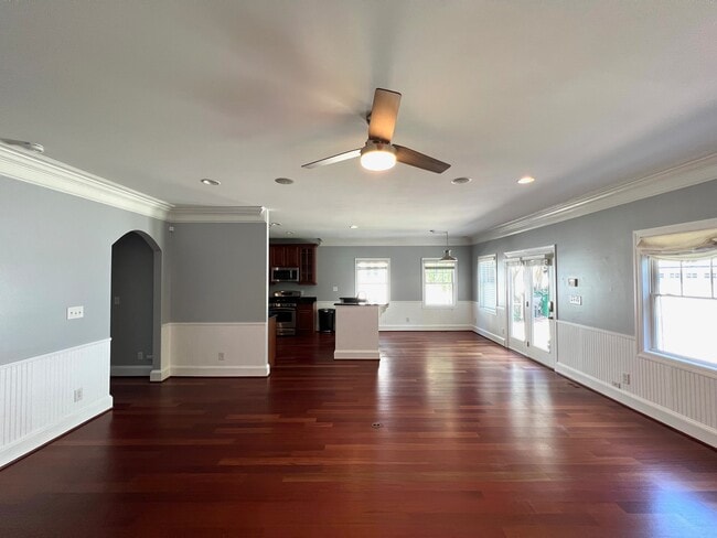 Living + b'fast area - 1512 Pecan Ave