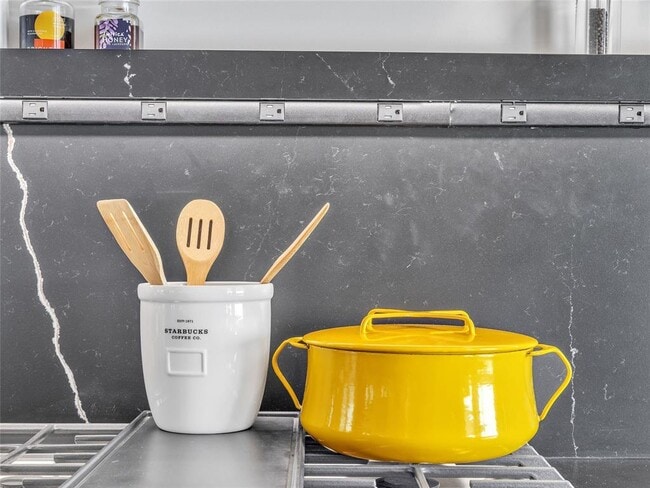 Building Photo - 1229 N Dewey Ave