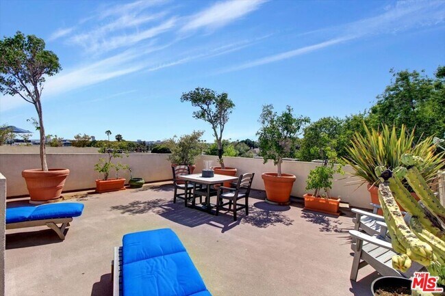 Building Photo - 1319 N Detroit St